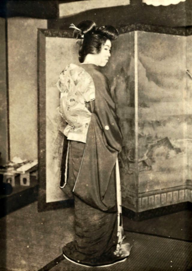 42 photos de japonaises en costume traditionnel au début du 20ème siècle 42 photos de japonaises en costume traditionnel au debut du 20eme siecle 26 42-photos-de-japonaises-en-costume-traditionnel-au-debut-du-20eme-siecle-26