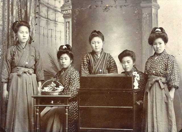 42 photos de japonaises en costume traditionnel au début du 20ème siècle 42 photos de japonaises en costume traditionnel au debut du 20eme siecle 30 42-photos-de-japonaises-en-costume-traditionnel-au-debut-du-20eme-siecle-30