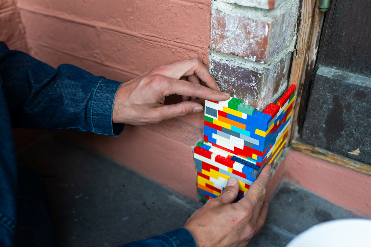 Jan Vormann répare des murs avec des legos Jan Vormann repare des murs avec des legos 2 Jan-Vormann-repare-des-murs-avec-des-legos-2