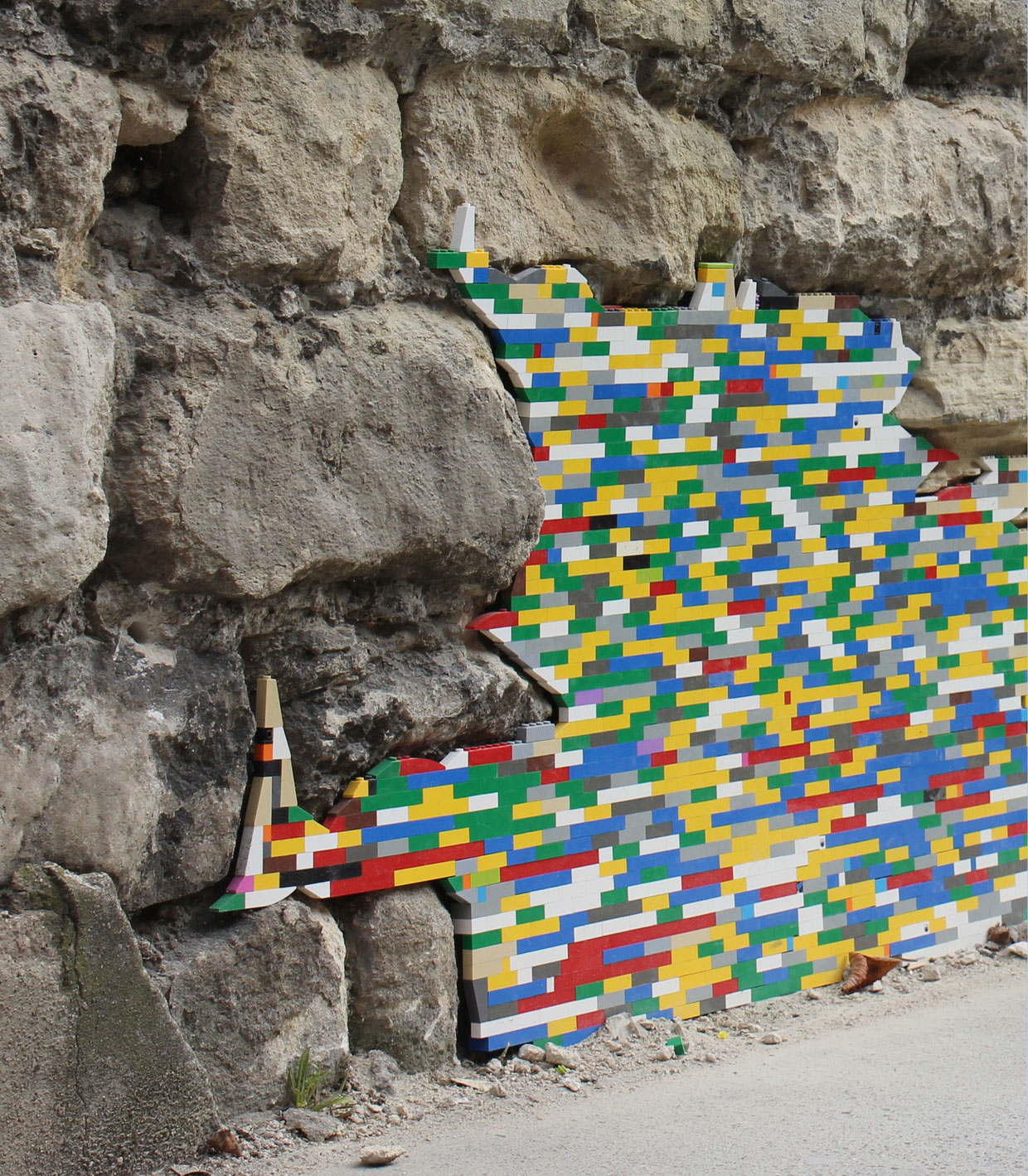 Jan Vormann répare des murs avec des legos Jan Vormann repare des murs avec des legos 7 Jan-Vormann-repare-des-murs-avec-des-legos-7