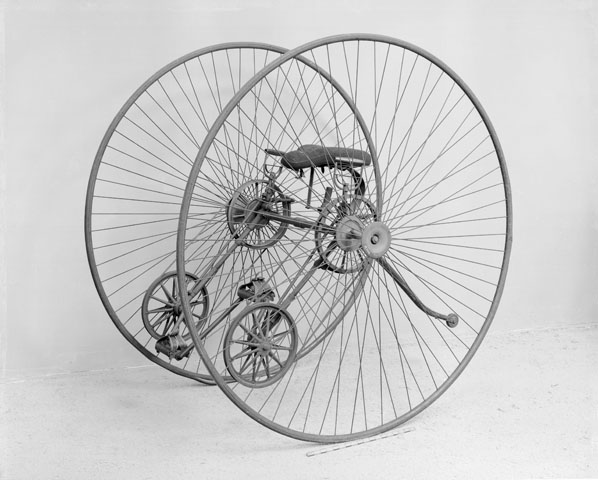 Le dicycle de Edward Otto, une bicyclette aux roues parallèles Le dicycle de Edward Otto une bicyclette aux roues paralleles 1 Le-dicycle-de-Edward-Otto-une-bicyclette-aux-roues-paralleles-1