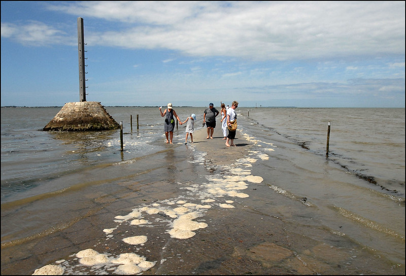 Le passage du Gois, une étonnante route praticable seulement à marée basse Le passage du Gois une etonnante route praticable seulement a maree basse 4 Le-passage-du-Gois-une-etonnante-route-praticable-seulement-a-maree-basse-4