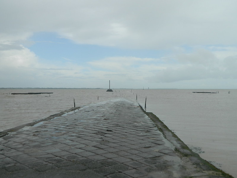 Le passage du Gois, une étonnante route praticable seulement à marée basse Le passage du Gois une etonnante route praticable seulement a maree basse 6 Le-passage-du-Gois-une-etonnante-route-praticable-seulement-a-maree-basse-6