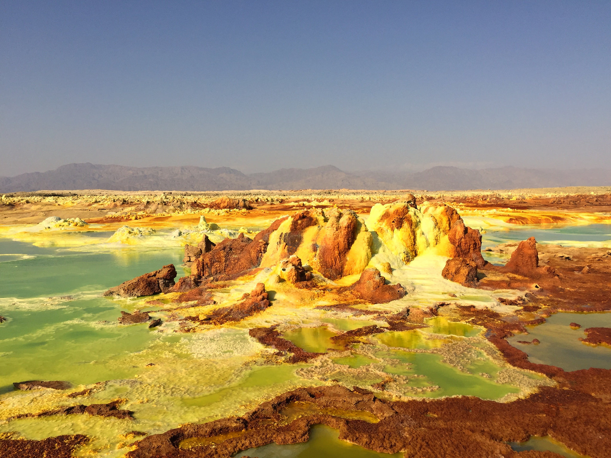 Le volcan Dallol d'Ethiopie, le plus étrange cratère volcanique du monde Le volcan Dallol d Ethiopie le plus etrange cratere volcanique du monde 13 Le-volcan-Dallol-d-Ethiopie-le-plus-etrange-cratere-volcanique-du-monde-13