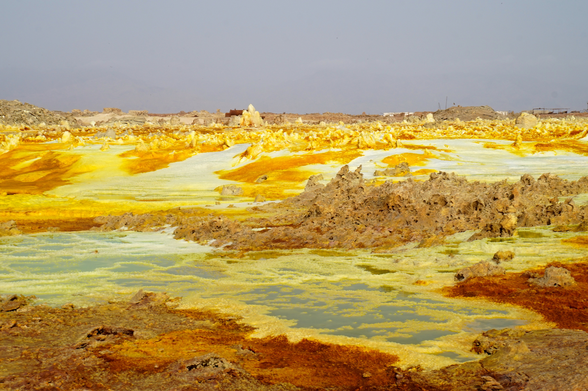 Le volcan Dallol d'Ethiopie, le plus étrange cratère volcanique du monde Le volcan Dallol d Ethiopie le plus etrange cratere volcanique du monde 5 Le-volcan-Dallol-d-Ethiopie-le-plus-etrange-cratere-volcanique-du-monde-5
