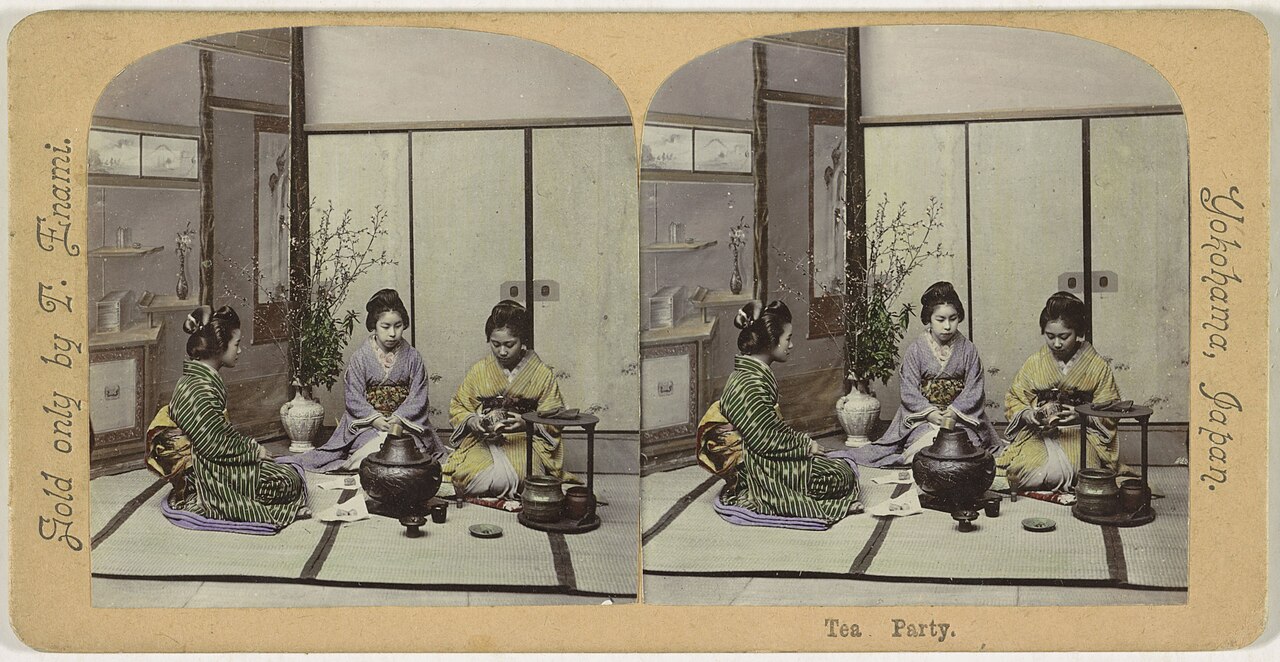 Trois femmes japonaises lors d'une cérémonie du thé vers 1900 Trois femmes japonaises lors d'une cérémonie du thé vers 1900