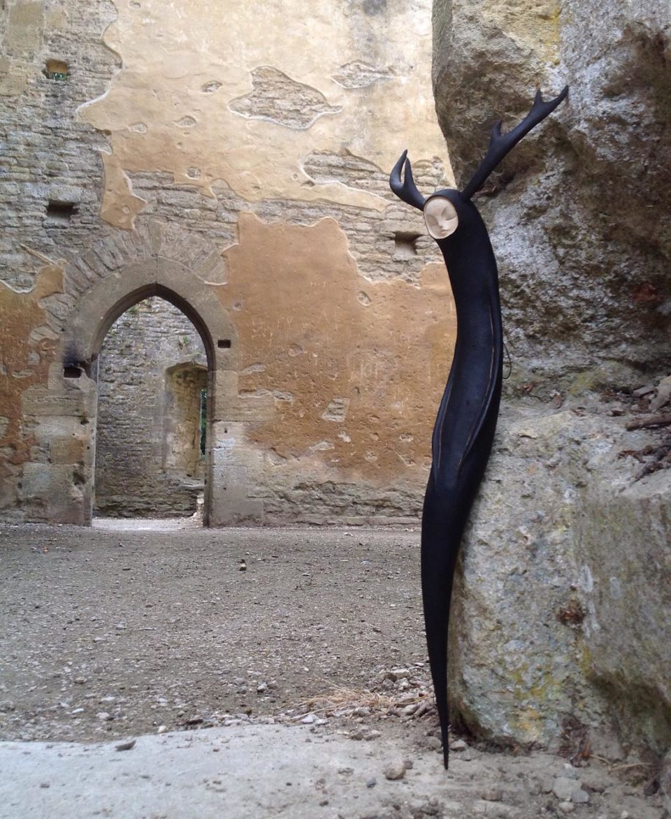 des sculptures de créatures féeriques dans des racines de chêne par Tach Pollard des sculptures de creatures feeriques dans des racines de chene par Tach Pollard 9 des-sculptures-de-creatures-feeriques-dans-des-racines-de-chene-par-Tach-Pollard-9