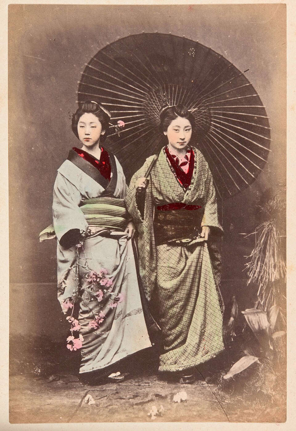 Deux jeunes femmes japonaises en kimono vers 1900 Deux jeunes femmes japonaises en kimono vers 1900