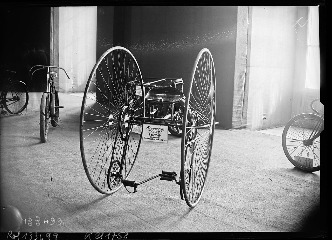 Dicycle Otto exposé au Grand Palais à Paris en 1928, photographie de l’Agence Rol Dicycle Otto exposé au Grand Palais à Paris en 1928, photographie de l’Agence Rol
