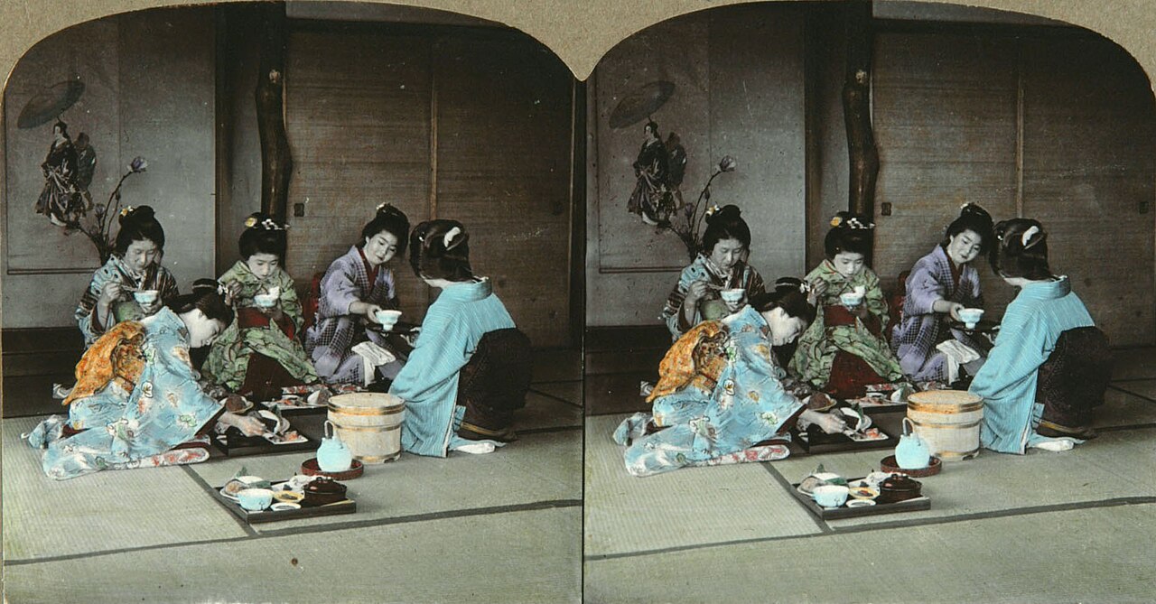 Cinq femmes japonaises en kimono mangeant et prenant le thé vers 1900 Cinq femmes japonaises en kimono mangeant et prenant le thé vers 1900