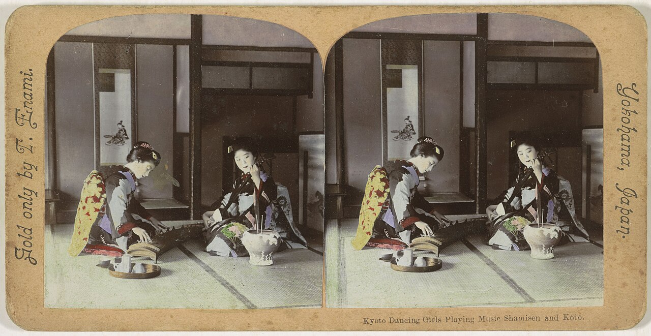 Deux geishas jouant du koto et du shamisen à Kyoto vers 1900 Deux geishas jouant du koto et du shamisen à Kyoto vers 1900
