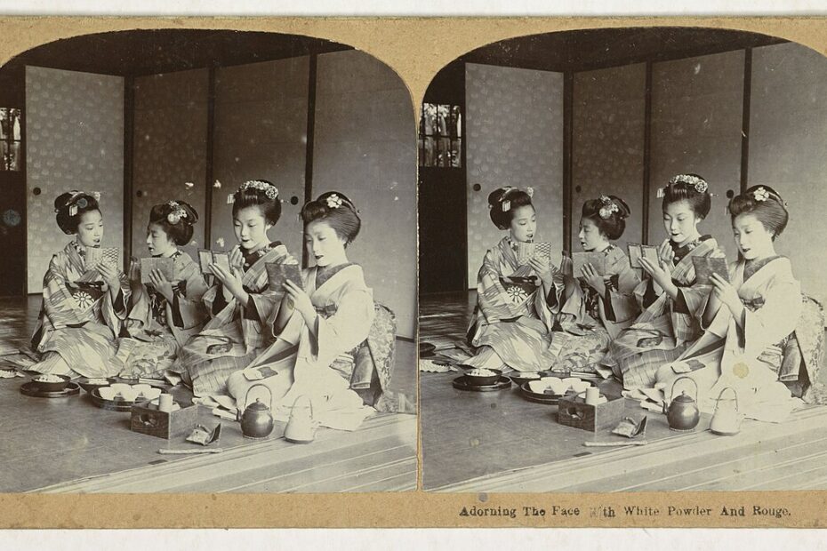 Des Japonaises en costume traditionnel au début du XXe siècle geishas maquillage japon 1900 t enami Geishas se maquillant au Japon entre 1900 et 1907