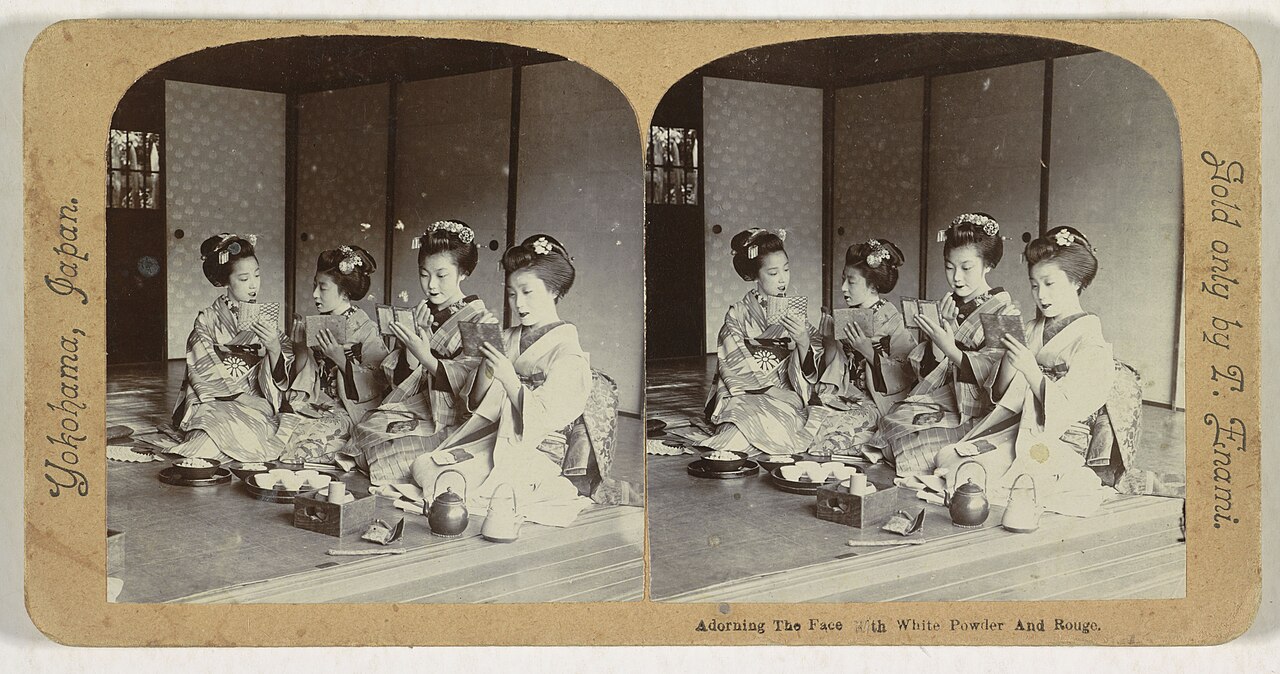 Geishas se maquillant au Japon entre 1900 et 1907 Geishas se maquillant au Japon entre 1900 et 1907