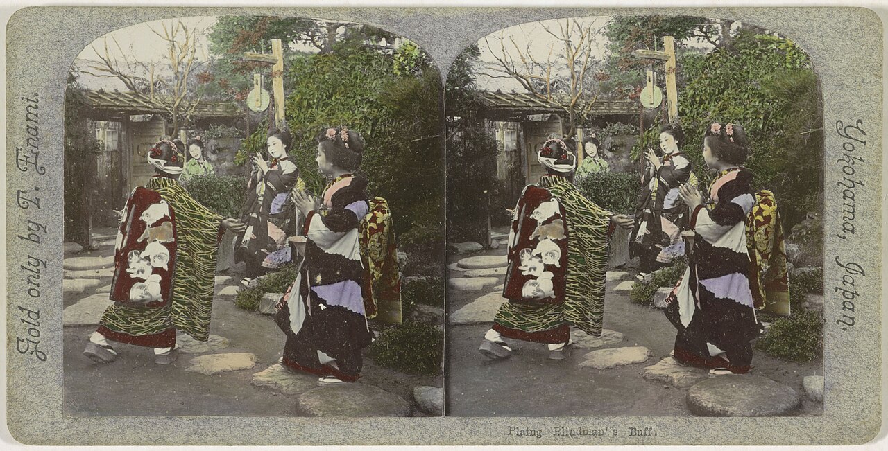 Jeunes Japonaises jouant à colin-maillard dans un jardin vers 1900 Jeunes Japonaises jouant à colin-maillard dans un jardin vers 1900