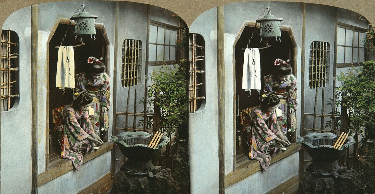 Deux femmes japonaises se lavant les mains vers 1900 Deux femmes japonaises se lavant les mains vers 1900
