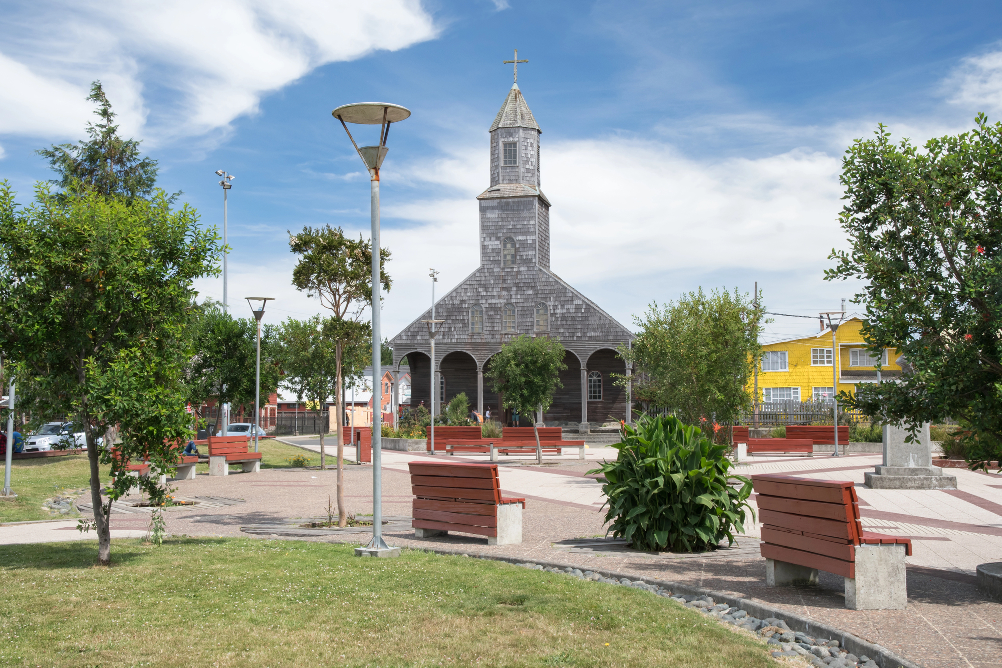 les eglises de bois de l archipel de Chiloe chili unesco 5 Eglise en bois de Santa Mara de Loreto debout sur la place d'Achao - archipel de Chiloe chili unesco 5