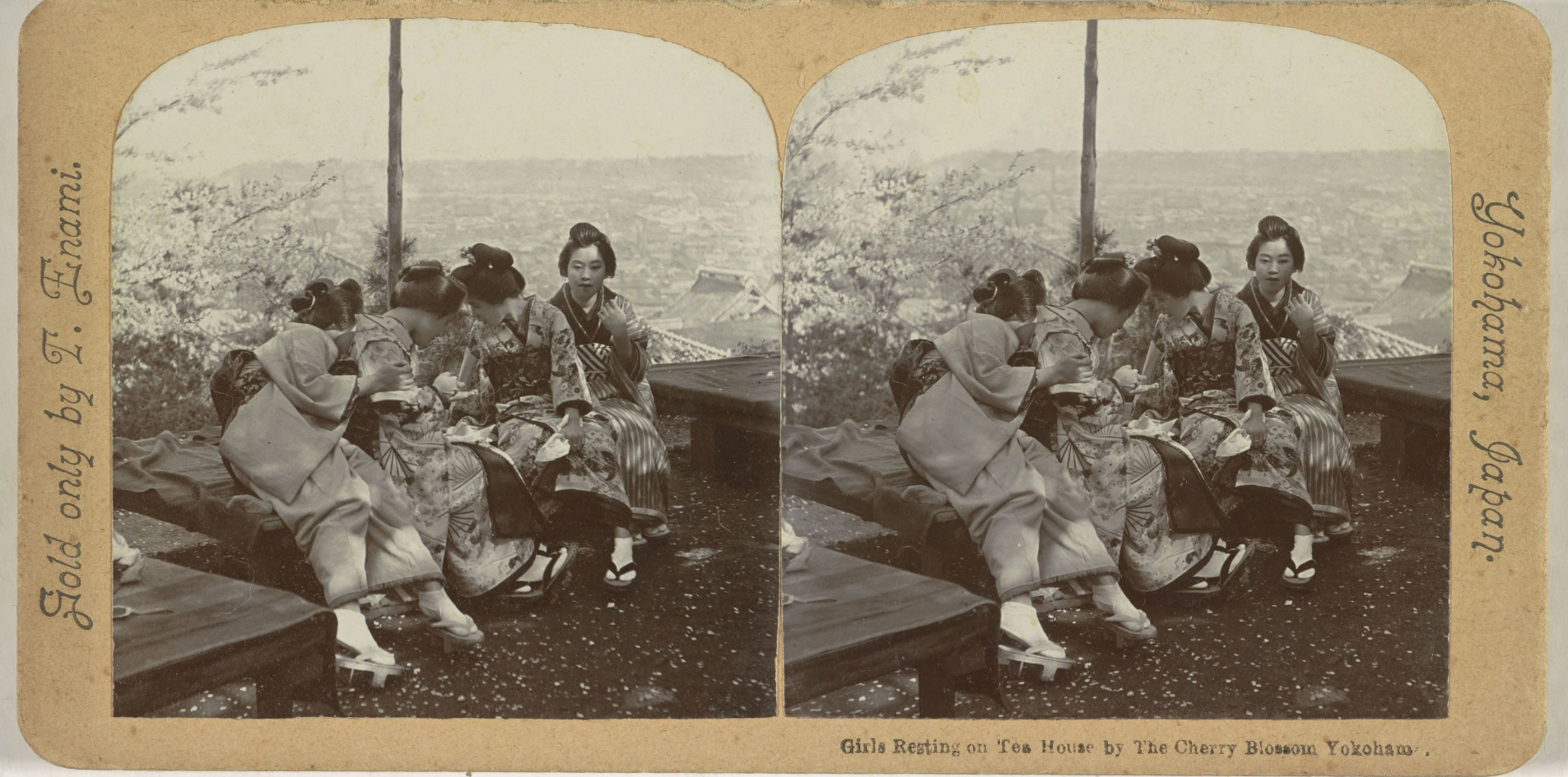 Quatre jeunes Japonaises assises au bord de la mer vers 1900 Quatre jeunes Japonaises assises au bord de la mer vers 1900