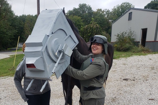 un cheval en costume AT-AT Walker pour Halloween un cheval en costume AT AT Walker pour Halloween 6 un-cheval-en-costume-AT-AT-Walker-pour-Halloween-6