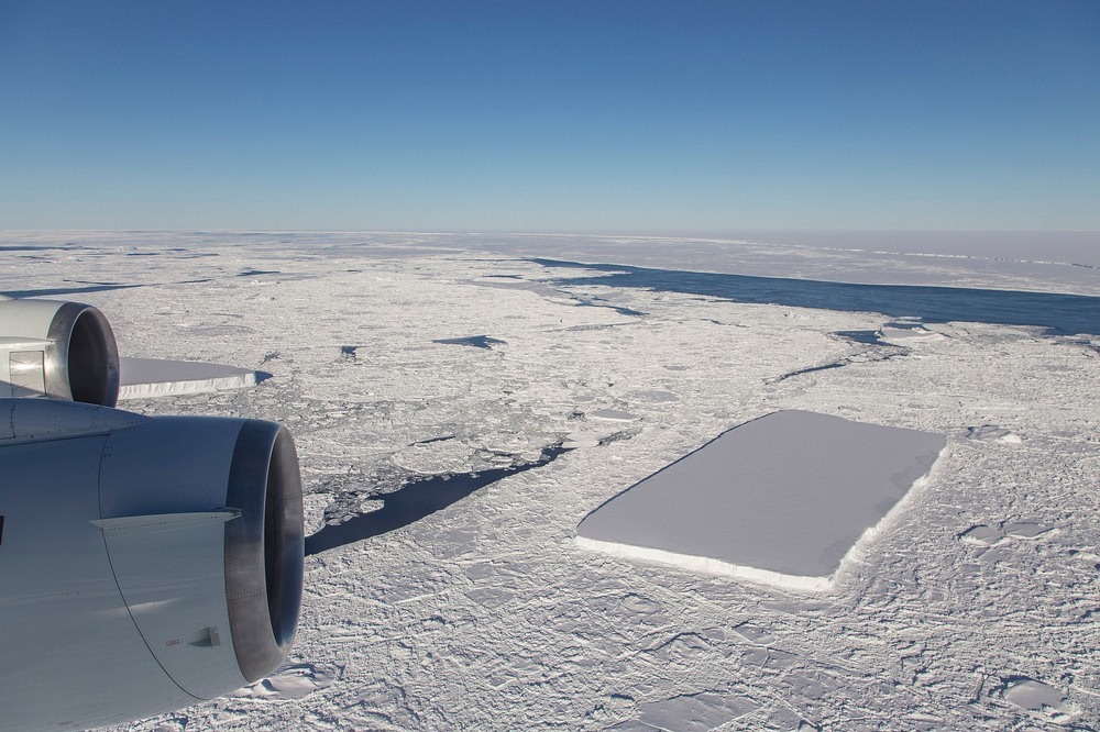 un insolite iceberg rectangulaire découvert par la NASA un insolite iceberg rectangulaire decouvert par la NASA 2 un-insolite-iceberg-rectangulaire-decouvert-par-la-NASA-2