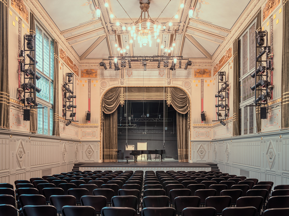 Budapest, the Old Lady par Ludwig Favre Budapest the Old Lady par Ludwig Fabre 3 Budapest-the-Old-Lady-par-Ludwig-Fabre-3