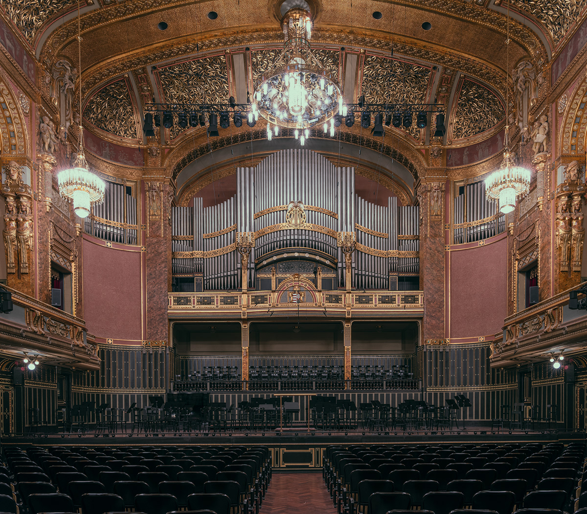 Budapest, the Old Lady par Ludwig Favre Budapest the Old Lady par Ludwig Fabre 7 Budapest-the-Old-Lady-par-Ludwig-Fabre-7