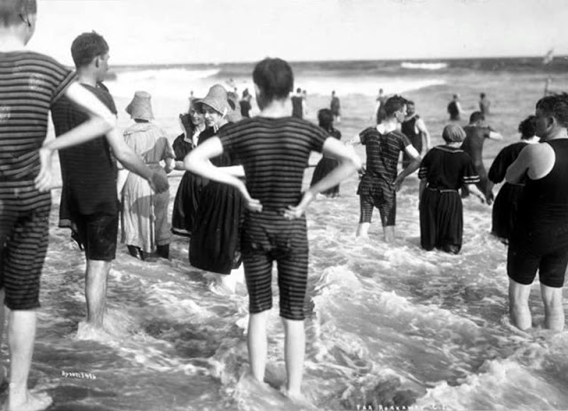 La mode des maillots de bains à rayures pour homme au début du XXeme siècle La mode des maillots de bains a rayures pour homme au debut du XXeme siecle 13 La-mode-des-maillots-de-bains-a-rayures-pour-homme-au-debut-du-XXeme-siecle-13