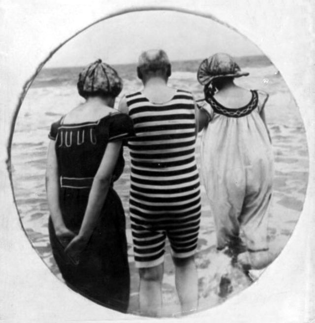 La mode des maillots de bains à rayures pour homme au début du XXeme siècle La mode des maillots de bains a rayures pour homme au debut du XXeme siecle 16 La-mode-des-maillots-de-bains-a-rayures-pour-homme-au-debut-du-XXeme-siecle-16