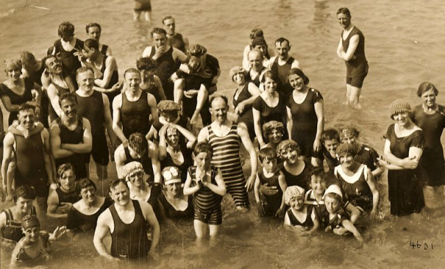 La mode des maillots de bains à rayures pour homme au début du XXeme siècle La mode des maillots de bains a rayures pour homme au debut du XXeme siecle 21 La-mode-des-maillots-de-bains-a-rayures-pour-homme-au-debut-du-XXeme-siecle-21