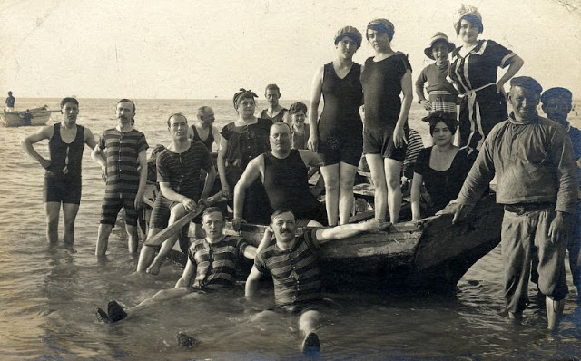 La mode des maillots de bains à rayures pour homme au début du XXeme siècle La mode des maillots de bains a rayures pour homme au debut du XXeme siecle 22 La-mode-des-maillots-de-bains-a-rayures-pour-homme-au-debut-du-XXeme-siecle-22