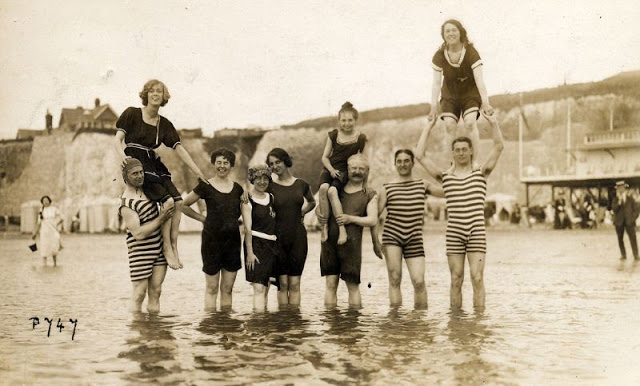 La mode des maillots de bains à rayures pour homme au début du XXeme siècle La mode des maillots de bains a rayures pour homme au debut du XXeme siecle 23 La-mode-des-maillots-de-bains-a-rayures-pour-homme-au-debut-du-XXeme-siecle-23