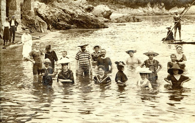 La mode des maillots de bains à rayures pour homme au début du XXeme siècle La mode des maillots de bains a rayures pour homme au debut du XXeme siecle 26 La-mode-des-maillots-de-bains-a-rayures-pour-homme-au-debut-du-XXeme-siecle-26