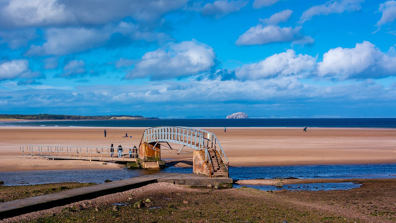 Belhaven Bridge à marée basse avec la plage de Belhaven Bay Belhaven Bridge à marée basse avec la plage de Belhaven Bay