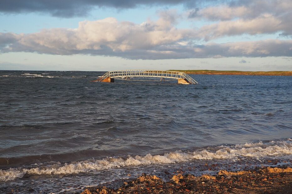 Belhaven Bridge - le pont qui semble ne mener nulle part belhaven bridge maree haute dunbar ecosse Belhaven Bridge isolé par la marée haute à Dunbar en Écosse