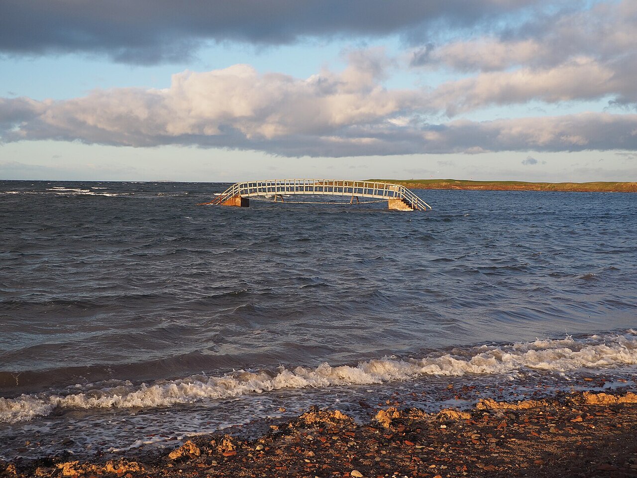 Belhaven Bridge isolé par la marée haute à Dunbar en Écosse Belhaven Bridge isolé par la marée haute à Dunbar en Écosse