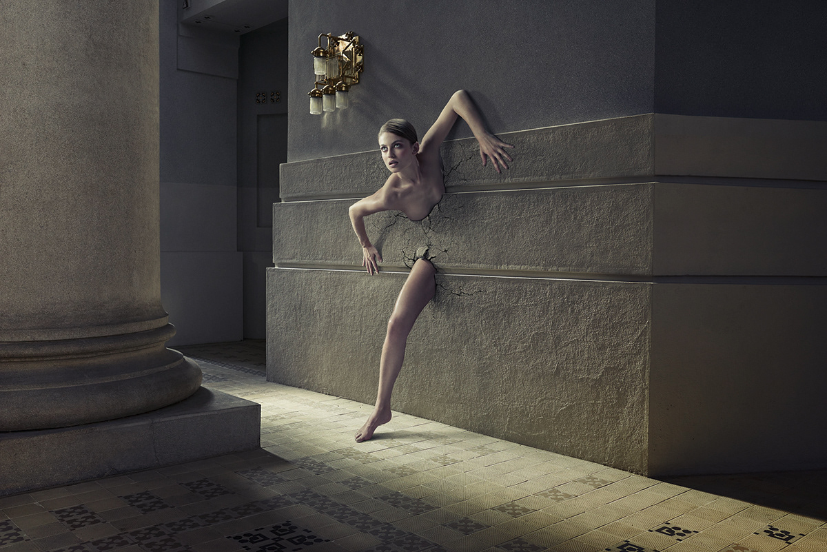 The Wall - des femmes qui traversent les murs par Staudinger + Franke The Wall des femmes qui traversent les murs par StaudingerFranke 2 The-Wall-des-femmes-qui-traversent-les-murs-par-Staudinger+Franke-2