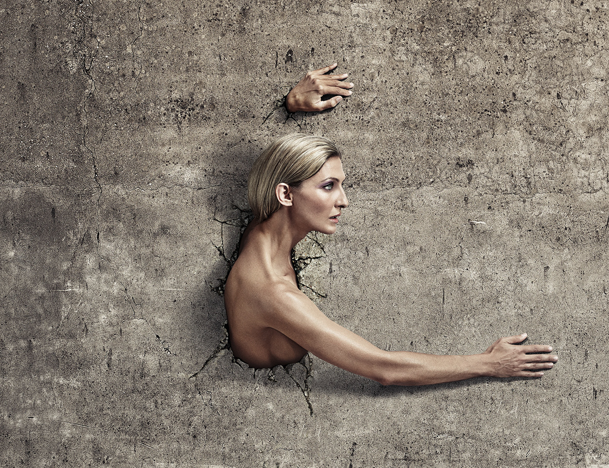 The Wall - des femmes qui traversent les murs par Staudinger + Franke The Wall des femmes qui traversent les murs par StaudingerFranke 4 The-Wall-des-femmes-qui-traversent-les-murs-par-Staudinger+Franke-4