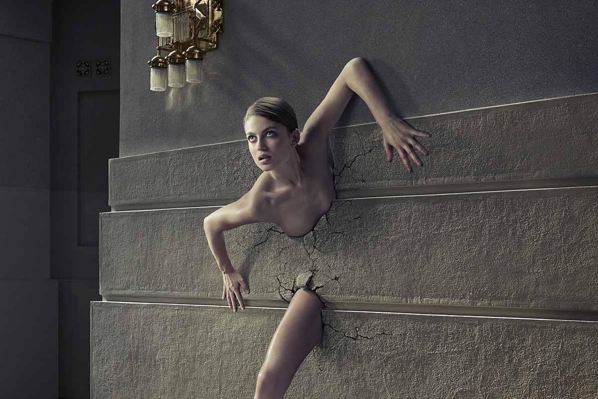 The Wall - des femmes qui traversent les murs par Staudinger + Franke The Wall des femmes qui traversent les murs par StaudingerFranke 5 The-Wall-des-femmes-qui-traversent-les-murs-par-Staudinger+Franke-5