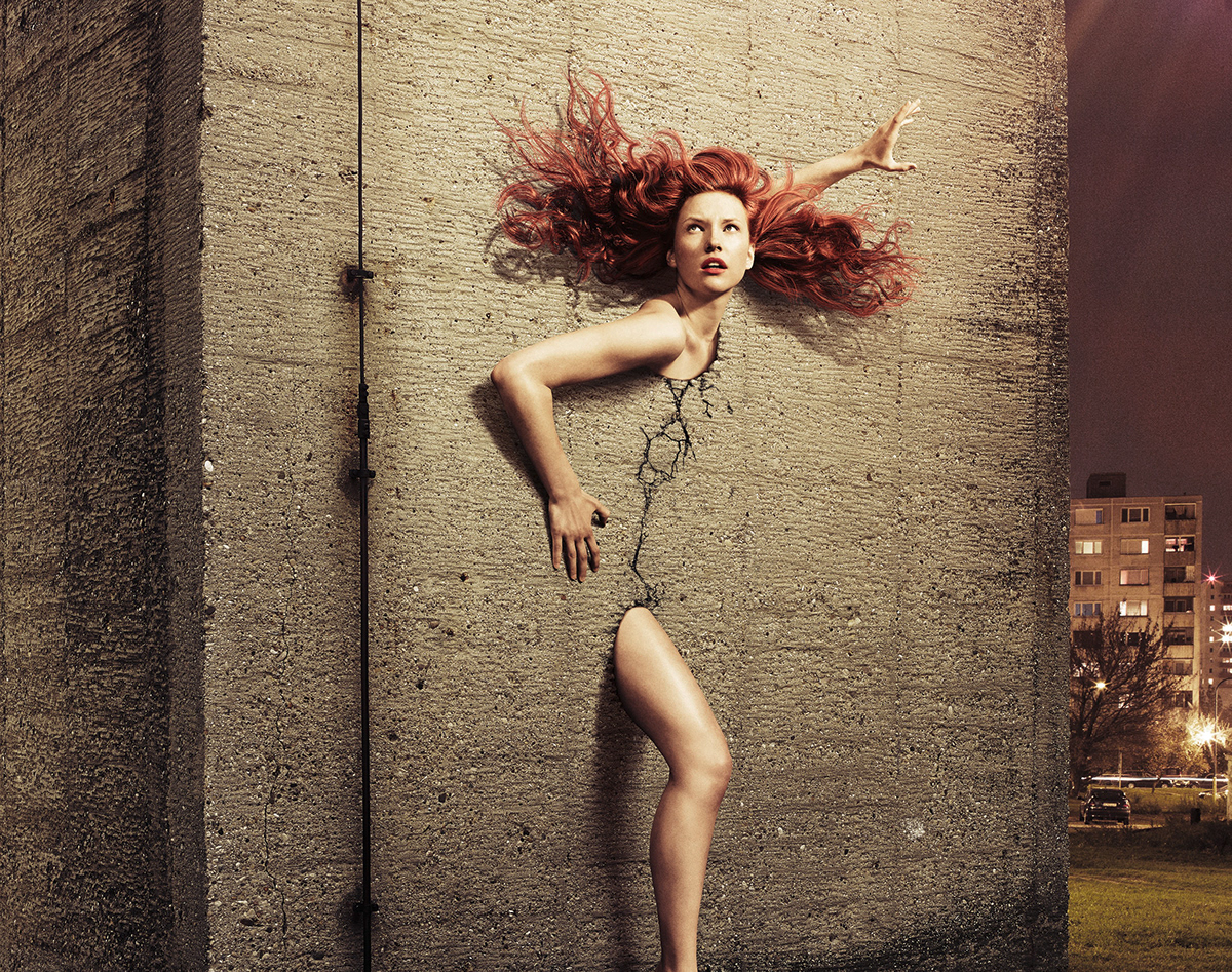 The Wall - des femmes qui traversent les murs par Staudinger + Franke The Wall des femmes qui traversent les murs par StaudingerFranke 6 The-Wall-des-femmes-qui-traversent-les-murs-par-Staudinger+Franke-6