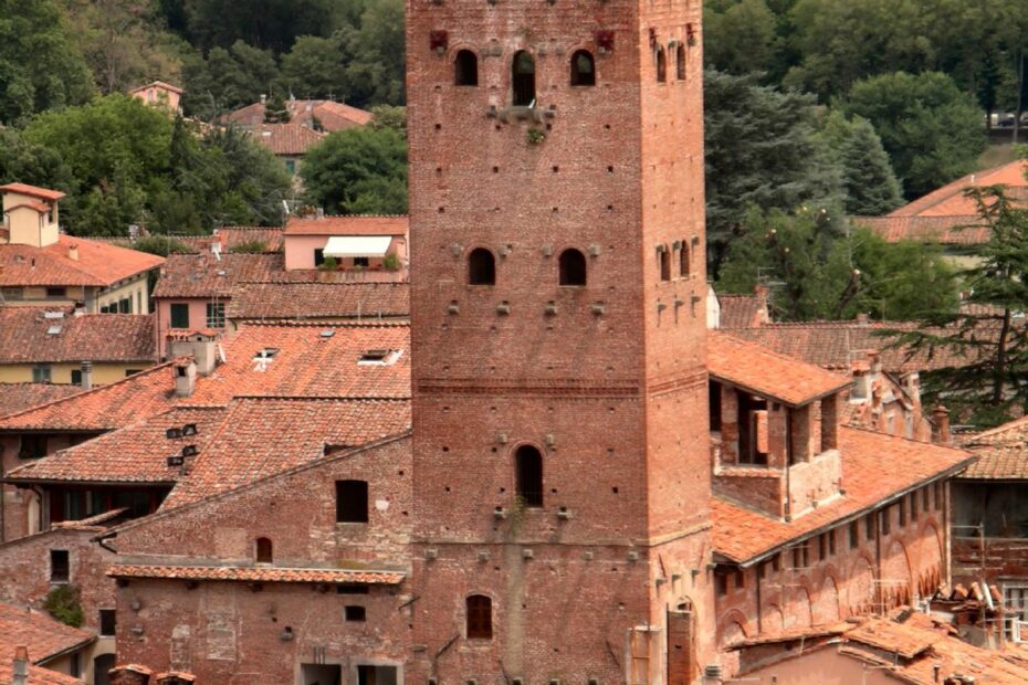 Tour Guinigi à Lucques : la tour médiévale aux arbres sur le toit tour Guinigi a Lucques en Toscane italie tour Guinigi a Lucques en Toscane italie