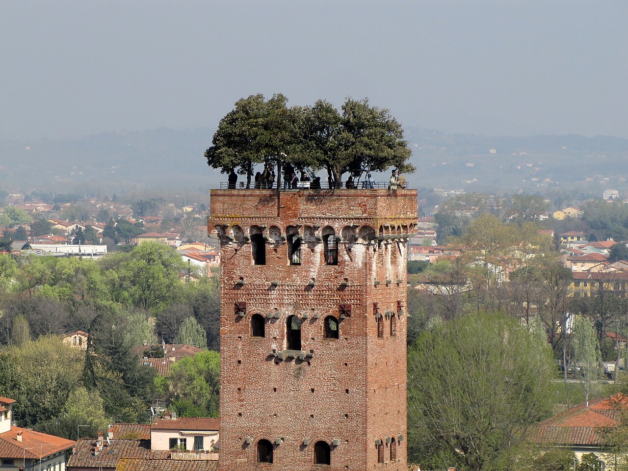 Tour Guinigi à Lucques avec les arbres de son jardin au sommet Tour Guinigi à Lucques avec les arbres de son jardin au sommet