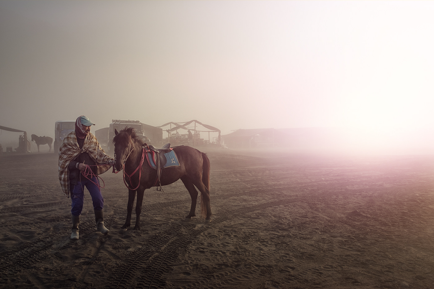 Bromo: brume, chevaux et cavaliers par Maurice Heesen Bromo brume chevaux et cavaliers par Maurice Heesen 6 Bromo-brume-chevaux-et-cavaliers-par-Maurice-Heesen-6