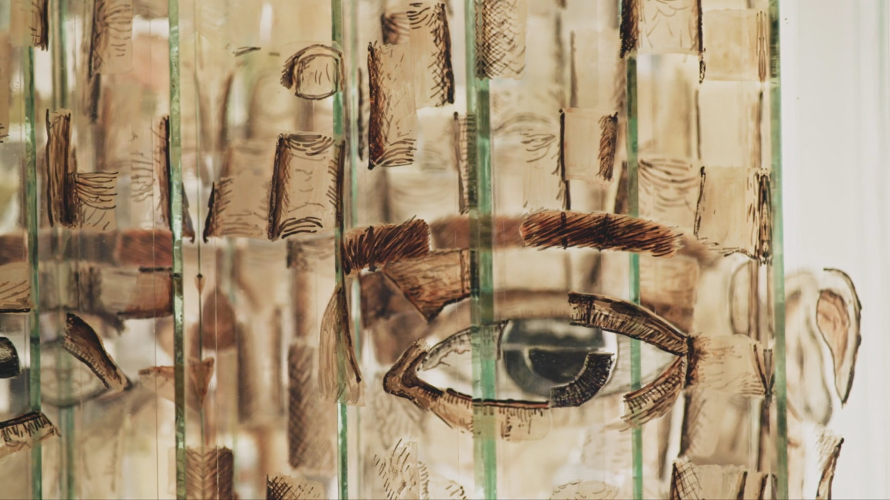 Head Instructor une sculpture de verre en anamorphose par Thomas Medicus Head Instructor une sculpture de verre en anamorphose par Thomas Medicus 3 Head-Instructor-une-sculpture-de-verre-en-anamorphose-par-Thomas-Medicus-3