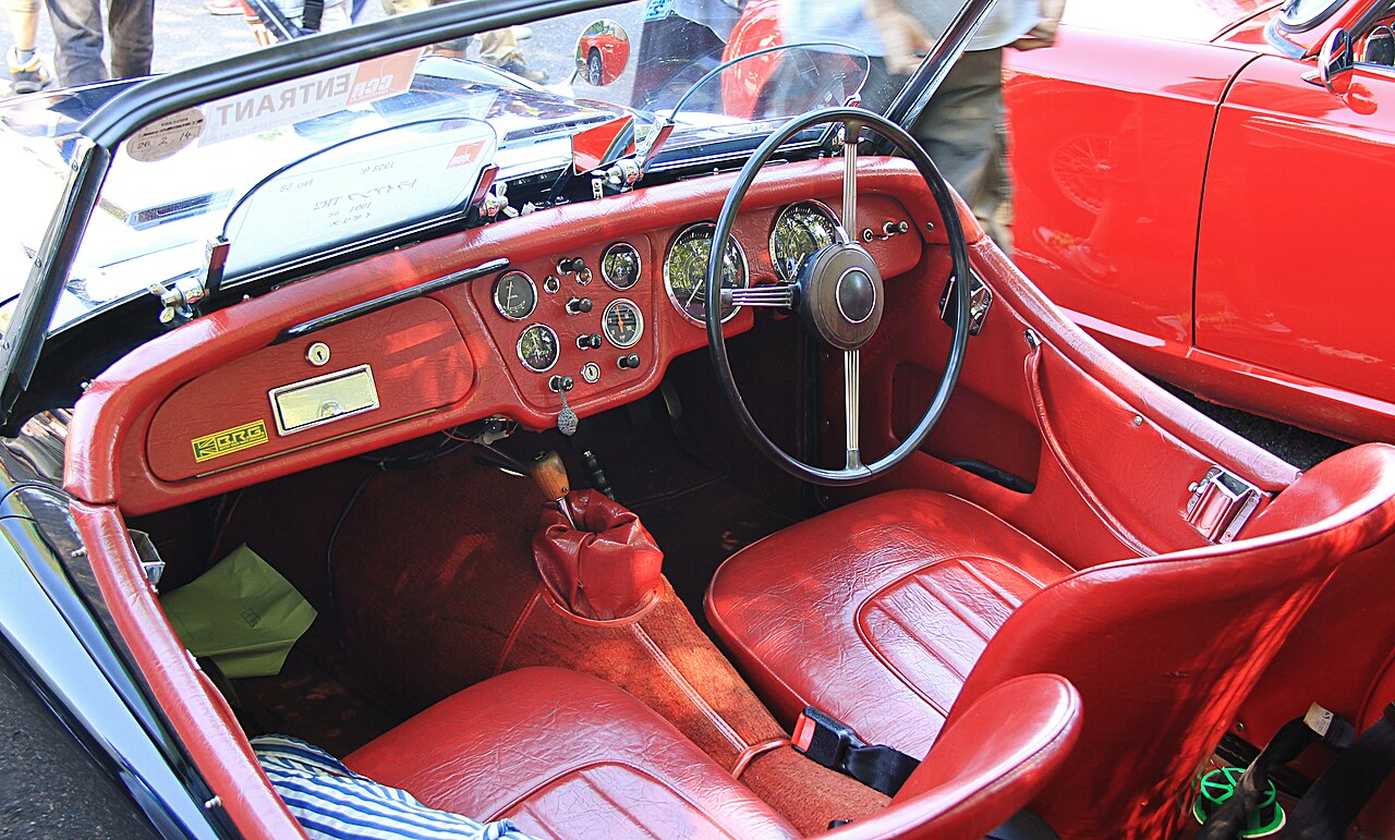 Tableau de bord et intérieur d’une Triumph TR2 de 1953 Tableau de bord et intérieur d’une Triumph TR2 de 1953