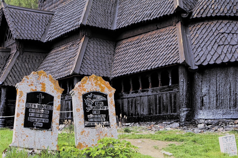 La magnifique église stavkirke de Borgund en Norvège la magnifique eglise stavkirke de Borgund en Norvege 17 Atmosphere Church Tombstone Grave Stave Church