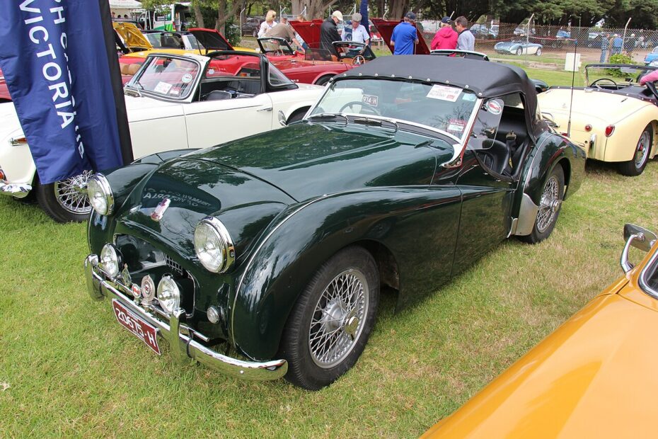 Triumph TR2, le roadster qui a relancé Triumph en 1953 triumph tr2 roadster britannique 1954 Triumph TR2 de 1954, roadster sportif britannique des années 1950
