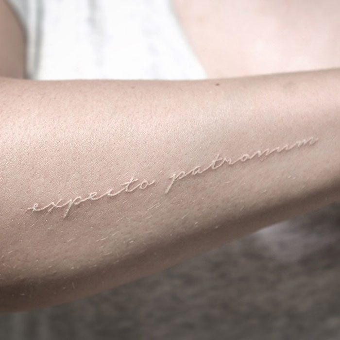 30 tatouages blancs qui semblent être des runes magiques 30 tatouages blancs qui ressemblent a des runes magiques 16 30-tatouages-blancs-qui-ressemblent-a-des-runes-magiques-16