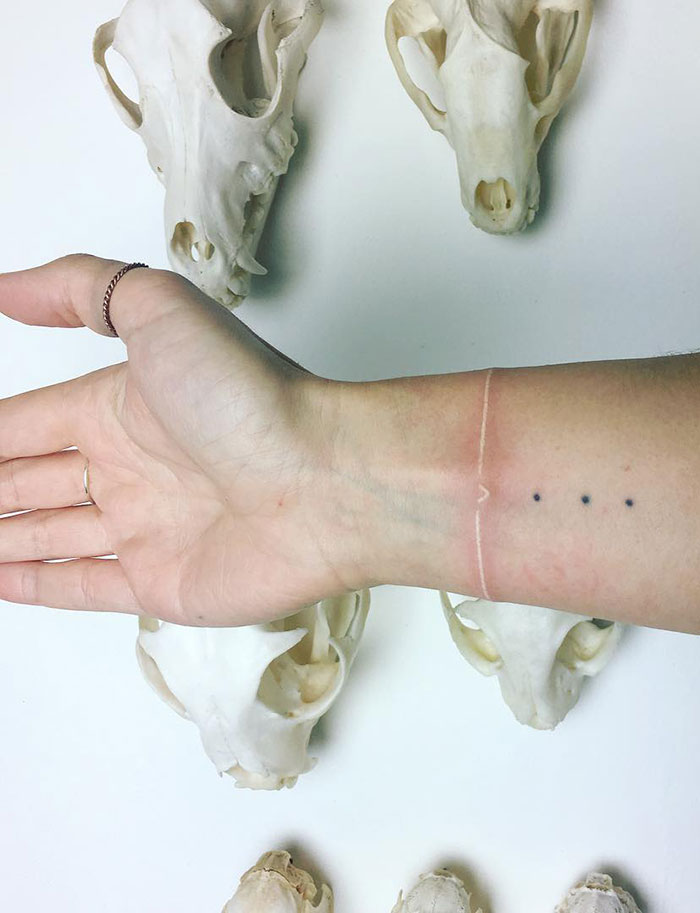 30 tatouages blancs qui semblent être des runes magiques 30 tatouages blancs qui ressemblent a des runes magiques 29 30-tatouages-blancs-qui-ressemblent-a-des-runes-magiques-29