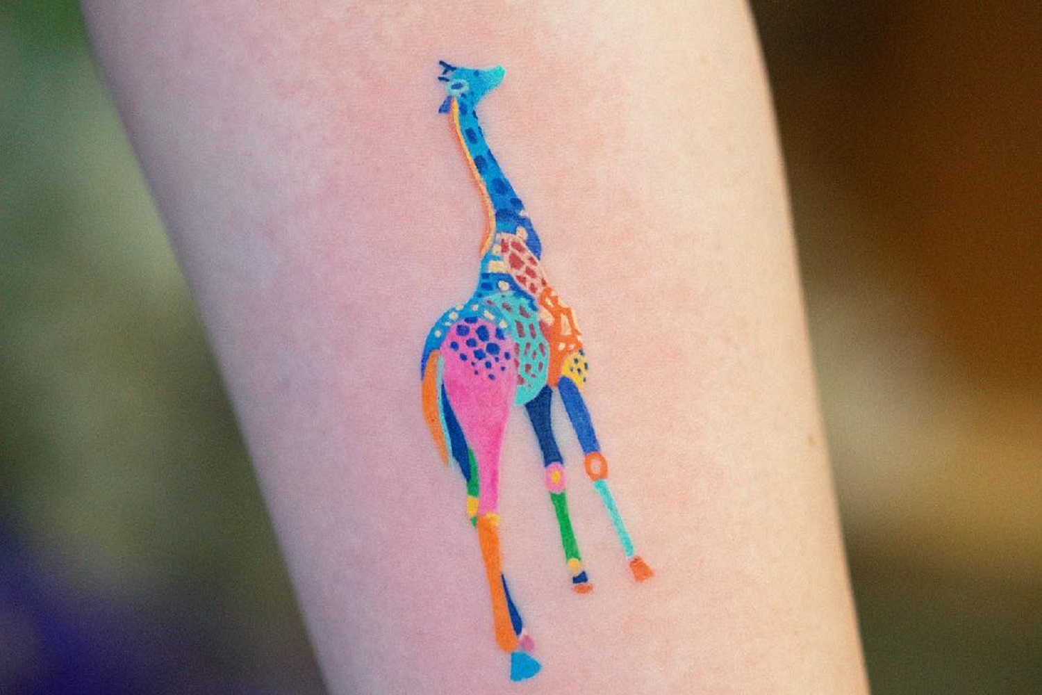 les tatouages d'animaux colorés de zihee les tatouages d animaux colores de zihee 3 girafe les-tatouages-d-animaux-colores-de-zihee-3-girafe