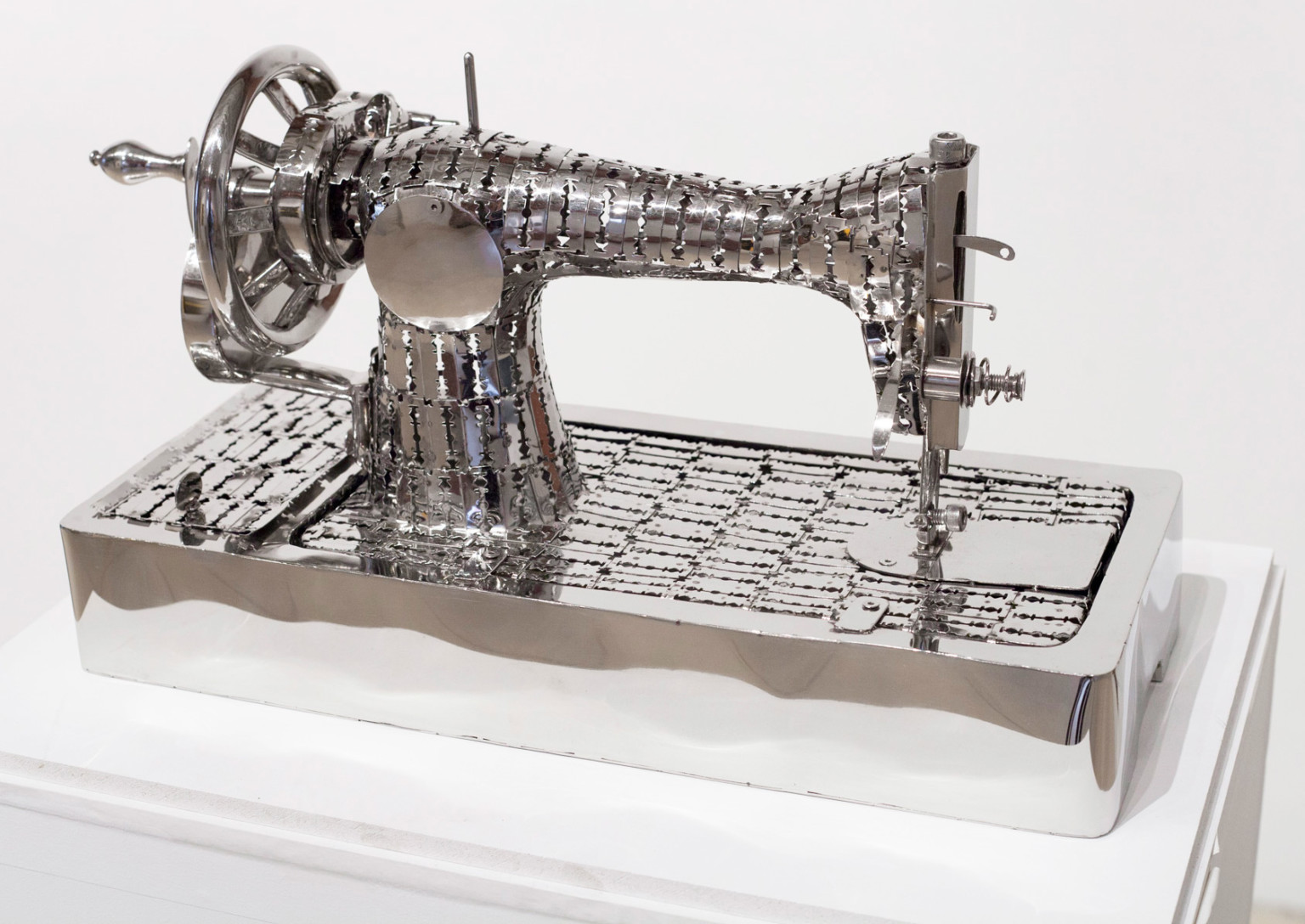 Les sculptures en lames de rasoir de Tayeba Begum Lipi Les sculptures en lames de rasoir de Tayeba Begum Lipi 1 machine a coudre Les-sculptures-en-lames-de-rasoir-de-Tayeba-Begum-Lipi-1-machine-a-coudre