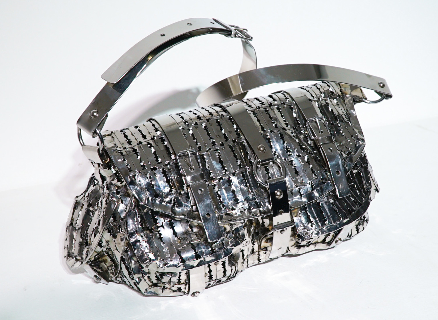 Les sculptures en lames de rasoir de Tayeba Begum Lipi Les sculptures en lames de rasoir de Tayeba Begum Lipi 10 sac a main Les-sculptures-en-lames-de-rasoir-de-Tayeba-Begum-Lipi-10-sac-a-main